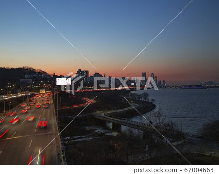 首爾瑞草區半坡洞Sebitseom的夜景 67004663
