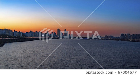 首爾瑞草區半坡洞Sebitseom的夜景 67004677