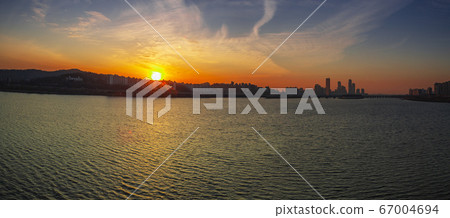 首爾瑞草區半坡洞Sebitseom的夜景 67004694