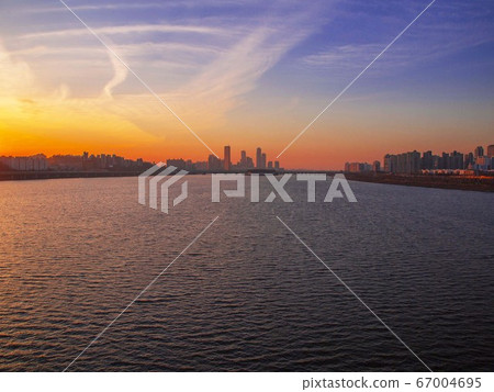 首爾瑞草區半坡洞Sebitseom的夜景 67004695