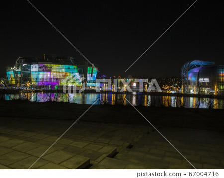 首爾瑞草區半坡洞Sebitseom的夜景 67004716