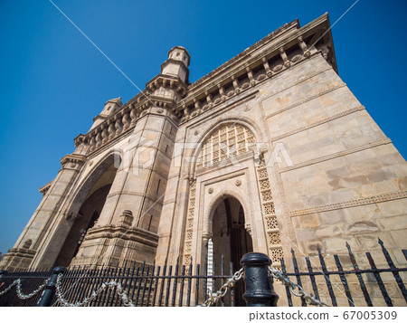 The legendary architecture of the Gateway of India in Mumbai. 67005309