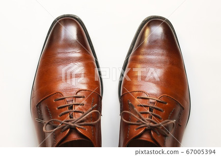 Polished and shiny brown leather shoes 67005394