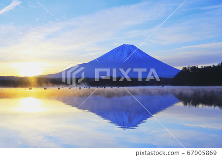 山梨縣日出和倒掛富士山富士山上 67005869