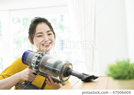 Young woman cleaning handy cleaner 67006009