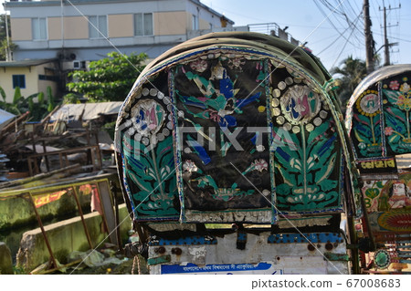 孟加拉國考克斯巴扎爾市Koratori公路景觀人力車和豪華轎車車身 67008683