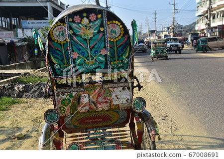 孟加拉國考克斯巴扎爾市Koratori公路景觀人力車和豪華轎車車身 67008691