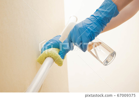 樓梯欄杆的消毒工作 樓梯欄杆的消毒工作 67009375