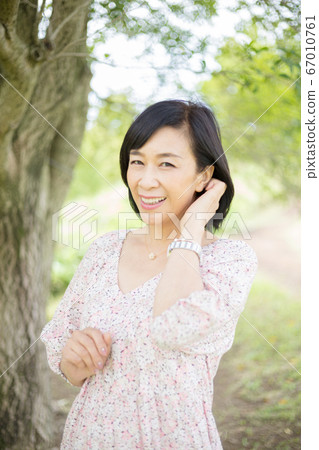 散步享受初夏的中年女人自然風光的中年女人 67010761