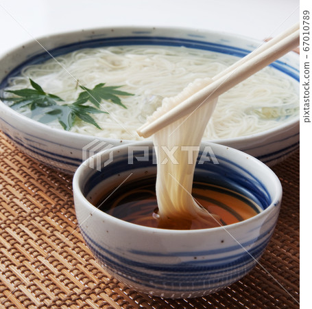 麺 67010789