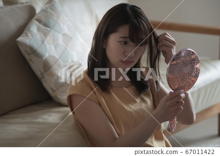 30歲的日本女性的形象，她照鏡子時擔心捲髮，發split，髮型和受損髮質 67011422
