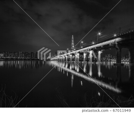 Night view of Techno Mart Observatory in Gwangjin-gu, Seoul, Korea 67011949