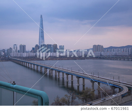 韓國首爾廣津區Techno Mart天文台的夜景 韓國首爾廣津區Techno Mart天文台的夜景 67011981