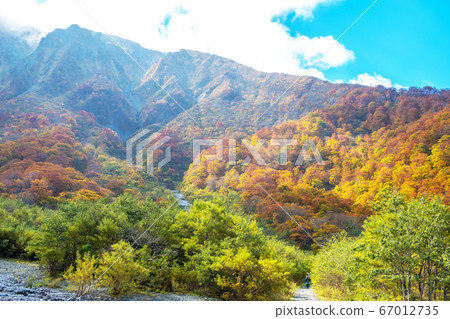從大山河床看到的北牆上的秋葉 67012735