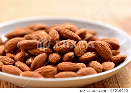 Nuts 67016460