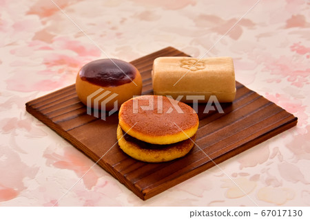 One-sided Japanese confectionery 67017130