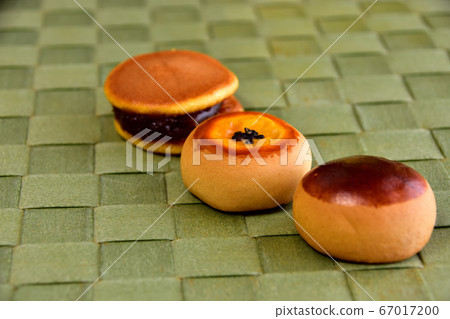 One-sided Japanese confectionery One-sided Japanese confectionery 67017200