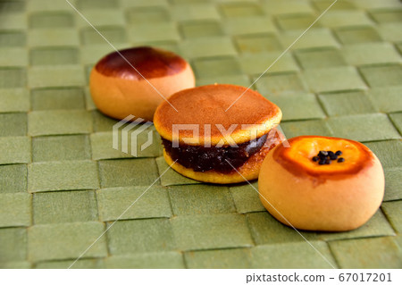 One-sided Japanese confectionery One-sided Japanese confectionery 67017201