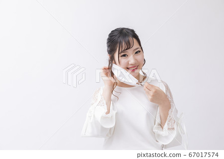 戴著口罩的干淨女人 戴著口罩的干淨女人 67017574