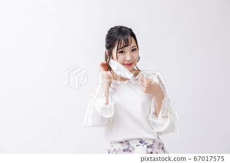 戴著口罩的干淨女人 戴著口罩的干淨女人 67017575
