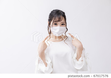 戴著口罩的干淨女人 戴著口罩的干淨女人 67017576