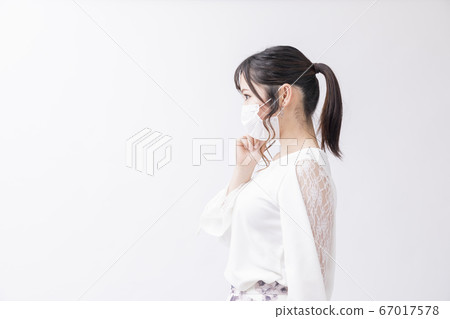 戴著口罩的干淨女人 戴著口罩的干淨女人 67017578
