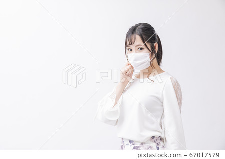 戴著口罩的干淨女人 戴著口罩的干淨女人 67017579