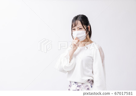 戴著口罩的干淨女人 戴著口罩的干淨女人 67017581