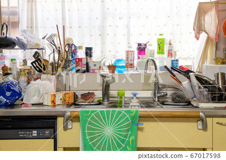 凌亂的廚房 67017598