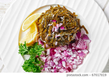 Crunchy marinated wakame salad with red onion 67017819