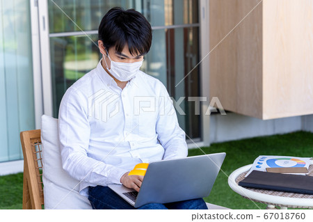 Businessman, telework, mask Businessman, telework, mask 67018760