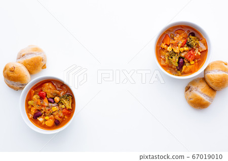 蔬菜通心粉湯湯和核桃麵包頂視圖2份 蔬菜通心粉湯湯和核桃麵包頂視圖2份 67019010