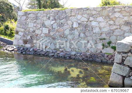A view of the stone wall of Hagi Castle facing the Shigetsu River A view of the stone wall of Hagi Castle facing the Shigetsu River 67019067