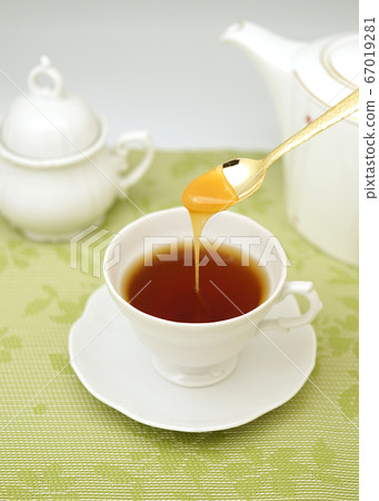 Add Manuka Honey to Black Tea 67019281