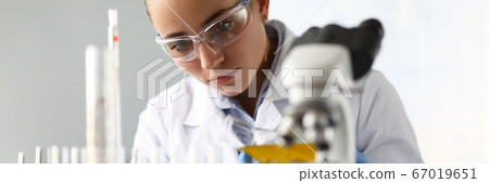 Researcher working in lab 67019651