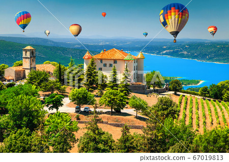 Aiguines castle and St Croix lake with hot air balloons 67019813