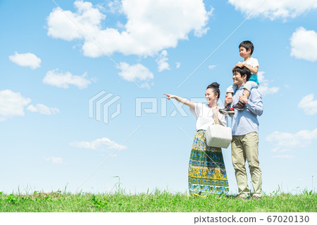 Family, blue sky, shoulder car, looking up 67020130