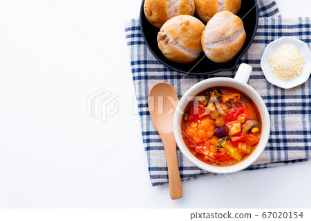 Minestrone soup and walnut bread skillet Minestrone soup and walnut bread skillet 67020154