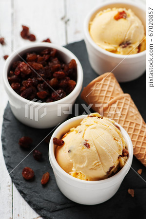 Cold ice-cream with raisins 67020857