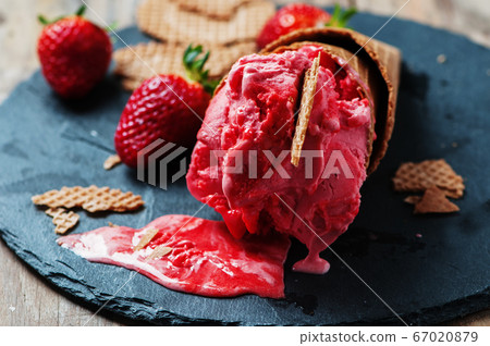 Strawberry icecream 67020879