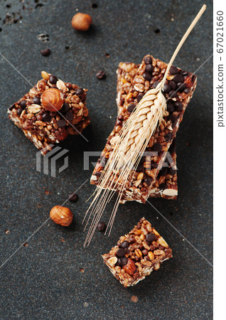 Cereal bar with nuts and chocolate 67021660