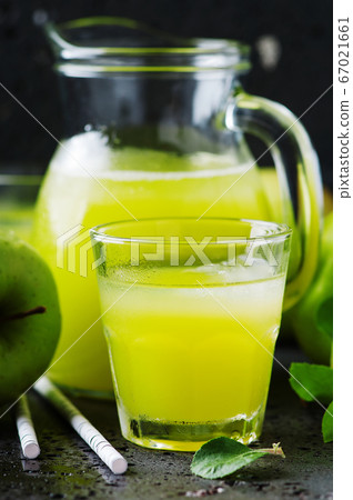 Fresh apple juice and green apples Fresh apple juice and green apples 67021661