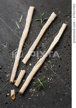 Homemade italian grissini with salt 67022402