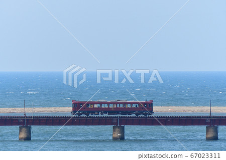 Tango Akamatsu-go going over the Yura River Bridge 67023311