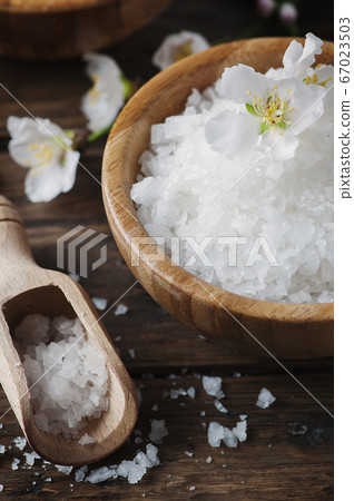 SPA treatment with salt, almond and candles 67023503