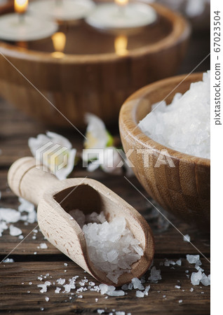 SPA treatment with salt, almond and candles 67023504