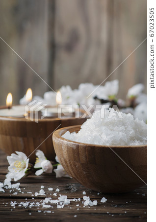 SPA treatment with salt, almond and candles 67023505
