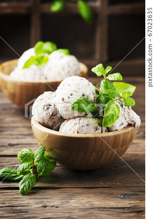 Sweet ice cream with mint and chocolate 67023635