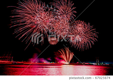Yokkaichi Fireworks Festival launched in Yokkaichi City, Mie Prefecture, backed by a complex at Yokkaichi Port 67023874