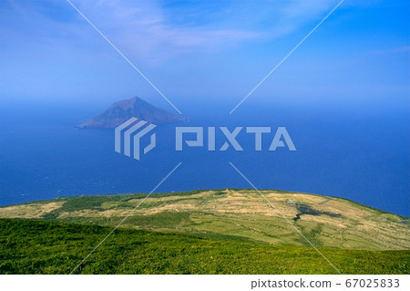 從東京八丈町八丈富士看的八丈小島 從東京八丈町八丈富士看的八丈小島 67025833